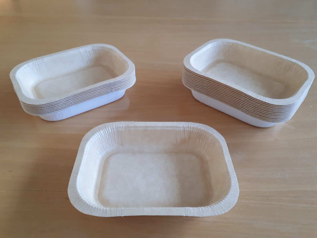 Trays brown and white